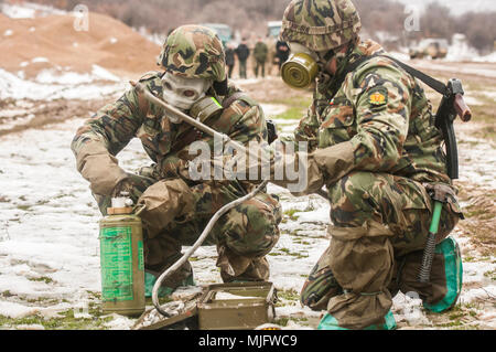 Bulgarische Soldaten der 42. mechanisierten Infanteriebataillon, Jambol, Bulgarien zugeordnet, Fahrzeug Dekontamination Geräte für den Einsatz als Ergebnis einer simulierten gas Angriff während der Partnerschaft mit US-Soldaten zu Unternehmen B zugewiesen sind, 1.Bataillon, 18 Infanterie Regiment, 2. gepanzerte Brigade Combat Team, 1.Infanterie Division in Fort Riley, Kansas, in Novo Selo, Bulgarien, am 23. März 2018 vorzubereiten. Die beiden Alliierten in einem Zweitägigen gemeinsamen Training unter dem Kommando und Kontrolle der Bulgarischen Oberstleutnant Ivaylo Ivanov teilgenommen, bataillonskommandeur der 42nd Mechan Stockfoto