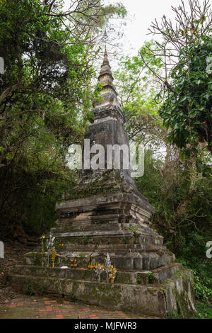 Alt und alter Stein stupa am Fuß des Mount Phousi (Phou Si, Phusi, Phu Si) in Luang Prabang, Laos. Stockfoto