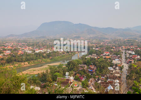 Die Stadt Luang Prabang in Laos gesehen von oben vom Berg Phousi (Phou Si, Phusi, Phu Si) an einem sonnigen Tag.