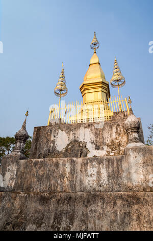 Der vergoldete Stupa von Wat Chom Si auf dem Gipfel des Mount Phousi (Phou Si, Phusi, Phu Si) in Luang Prabang, Laos, an einem sonnigen Tag. Stockfoto