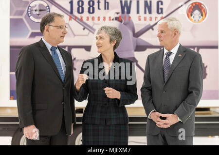 Senator John boozman (links), Sekretär der Air Force Heather Wilson, Kongressabgeordneter Steve Womack Antwort lokale Medien Fragen an Ebbing Air National Guard Base, Fort Smith, Arche, März 26, 2018. Wilson diskutiert die Bedeutung der im 188 th Mission setzt, und wie die Zukunft der Luftwaffe sieht eine ganze Menge wie Operationen. (U.S. Air National Guard Stockfoto