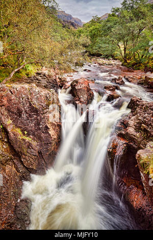 Die Lower Falls des Wassers von Nevis, Glen Nevis, Highlands, Schottland. Stockfoto