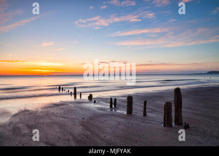 Bleibt der buhnen am Strand von Sandsend, Whitby, North Yorkshire, in der Dämmerung Stockfoto