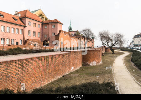 Bleibt der befestigten Mauer der Warschauer Altstadt und das Königliche Schloss auf dem Alten Marktplatz in Warschau, Polen Hauptstadt Stockfoto