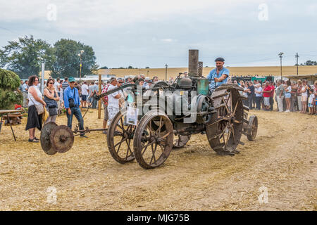 Fete De La Moisson Valennes Sarthe Frankreich landwirtschaftliches Fest, in dem die Bauern aus ihren vergangenen und gegenwärtigen landwirtschaftlichen Weg des Lebens zeigen. Stockfoto