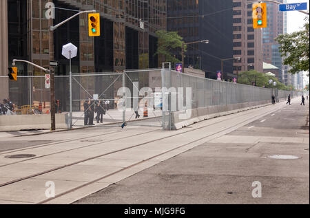 Ein hoher Zaun umgibt ein Gebäude entlang der Wellington Street West während der G20-Gipfel in Toronto, Ontario, Kanada. Stockfoto