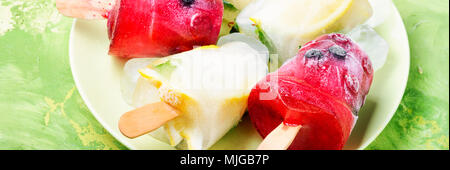 Sommer Eis mit dem Geschmack von Waldbeeren und Zitrone Stockfoto