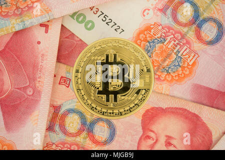 Echten bitcoin Münze auf Chinesische Yuan Rechnungen - crypto Währung in China Konzept Stockfoto