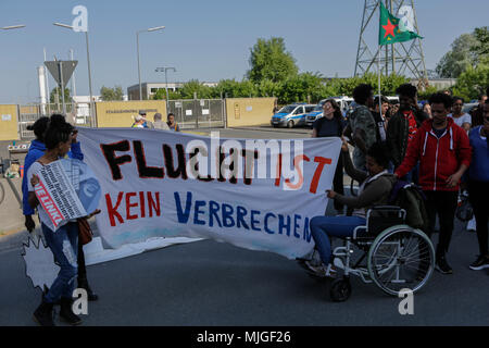 Darmstadt, Deutschland. 04 Mai, 2018. Die Demonstranten halten ein Banner mit der Aufschrift 'Flucht ist kein Verbrechen'. Aktivisten und Flüchtlinge marschierten durch Darmstadt, gegen die Abschiebung von Flüchtlingen zu protestieren, als sie ihre Herkunftsländer sehen als nicht zu speichern. Der Anlass ist die jüngste Eröffnung eines speziellen Ausreisezentrum in Darmstadt, das ist die erste in Hessen. Quelle: Michael Debets/Pacific Press/Alamy leben Nachrichten Stockfoto