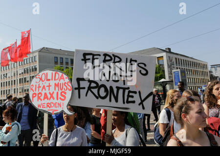 Darmstadt, Deutschland. 04 Mai, 2018. Die Demonstranten halten Anzeichen dafür, dass Lesen 'Solidarität gängige Praxis" und "Fähren nicht Fronted'. Aktivisten und Flüchtlinge marschierten durch Darmstadt, gegen die Abschiebung von Flüchtlingen zu protestieren, als sie ihre Herkunftsländer sehen als nicht zu speichern. Der Anlass ist die jüngste Eröffnung eines speziellen Ausreisezentrum in Darmstadt, das ist die erste in Hessen. Quelle: Michael Debets/Pacific Press/Alamy leben Nachrichten Stockfoto