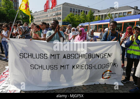 Darmstadt, Deutschland. 04 Mai, 2018. Die Demonstranten halten ein Banner mit der Aufschrift "Genug der Abschiebung - genug von Krieg - Logistik'. Aktivisten und Flüchtlinge marschierten durch Darmstadt, gegen die Abschiebung von Flüchtlingen zu protestieren, als sie ihre Herkunftsländer sehen als nicht zu speichern. Der Anlass ist die jüngste Eröffnung eines speziellen Ausreisezentrum in Darmstadt, das ist die erste in Hessen. Quelle: Michael Debets/Pacific Press/Alamy leben Nachrichten Stockfoto