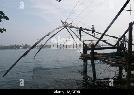 Kerala die wohlhabendsten Staat in Indien, mit Tee und Gewürzen aber Fischen mit chinesischen Fischernetze am Ufer des Cochin Stockfoto