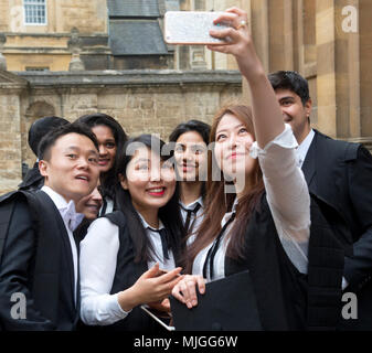 Der Grad Tag in Oxford, erhalten Sie eine Qualifizierung von einem der besten Universitäten der Welt. ein Tag der Freude und der Fotos, Feier und Stolz Stockfoto