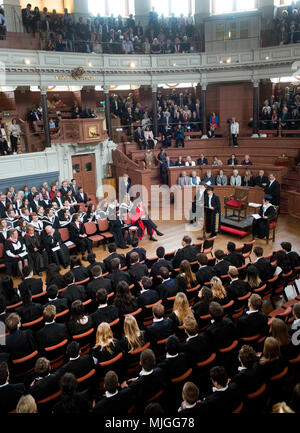 Der Grad Tag in Oxford, erhalten Sie eine Qualifizierung von einem der besten Universitäten der Welt. ein Tag der Freude und der Fotos, Feier und Stolz Stockfoto