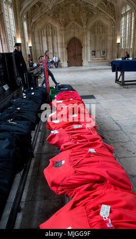Der Grad Tag in Oxford, erhalten Sie eine Qualifizierung von einem der besten Universitäten der Welt. ein Tag der Freude und der Fotos, Feier und Stolz Stockfoto