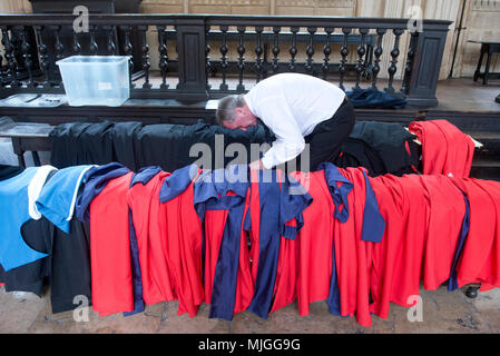 Der Grad Tag in Oxford, erhalten Sie eine Qualifizierung von einem der besten Universitäten der Welt. ein Tag der Freude und der Fotos, Feier und Stolz Stockfoto