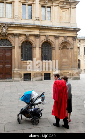 Der Grad Tag in Oxford, erhalten Sie eine Qualifizierung von einem der besten Universitäten der Welt. ein Tag der Freude und der Fotos, Feier und Stolz Stockfoto