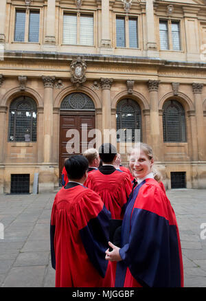 Der Grad Tag in Oxford, erhalten Sie eine Qualifizierung von einem der besten Universitäten der Welt. ein Tag der Freude und der Fotos, Feier und Stolz Stockfoto