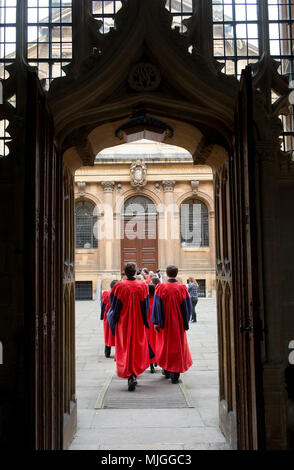 Der Grad Tag in Oxford, erhalten Sie eine Qualifizierung von einem der besten Universitäten der Welt. ein Tag der Freude und der Fotos, Feier und Stolz Stockfoto
