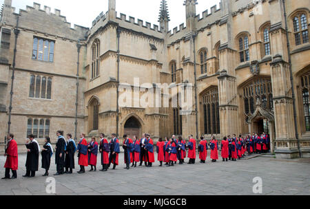 Der Grad Tag in Oxford, erhalten Sie eine Qualifizierung von einem der besten Universitäten der Welt. ein Tag der Freude und der Fotos, Feier und Stolz Stockfoto