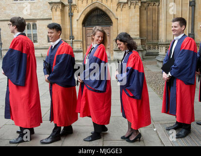 Der Grad Tag in Oxford, erhalten Sie eine Qualifizierung von einem der besten Universitäten der Welt. ein Tag der Freude und der Fotos, Feier und Stolz Stockfoto