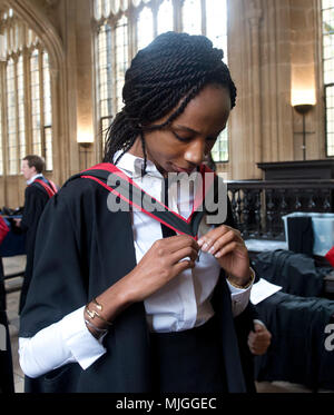 Der Grad Tag in Oxford, erhalten Sie eine Qualifizierung von einem der besten Universitäten der Welt. ein Tag der Freude und der Fotos, Feier und Stolz Stockfoto