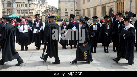Der Grad Tag in Oxford, erhalten Sie eine Qualifizierung von einem der besten Universitäten der Welt. ein Tag der Freude und der Fotos, Feier und Stolz Stockfoto
