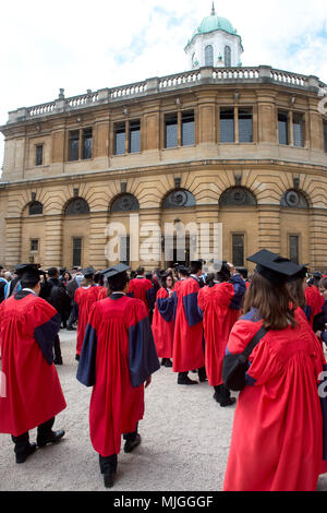 Der Grad Tag in Oxford, erhalten Sie eine Qualifizierung von einem der besten Universitäten der Welt. ein Tag der Freude und der Fotos, Feier und Stolz Stockfoto