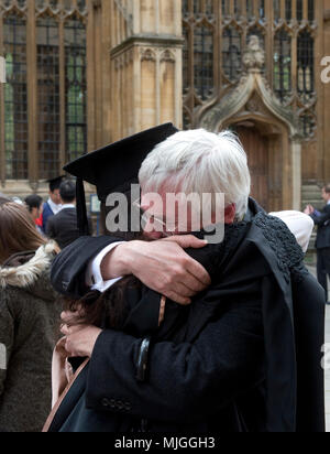 Der Grad Tag in Oxford, erhalten Sie eine Qualifizierung von einem der besten Universitäten der Welt. ein Tag der Freude und der Fotos, Feier und Stolz Stockfoto
