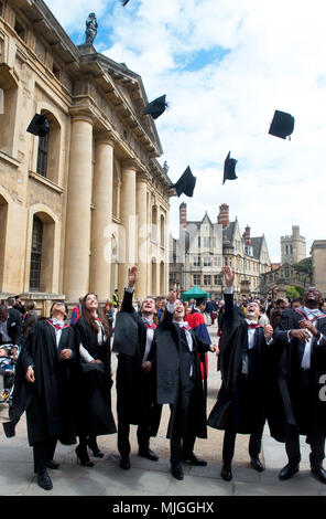 Der Grad Tag in Oxford, erhalten Sie eine Qualifizierung von einem der besten Universitäten der Welt. ein Tag der Freude und der Fotos, Feier und Stolz Stockfoto