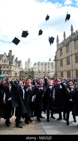 Der Grad Tag in Oxford, erhalten Sie eine Qualifizierung von einem der besten Universitäten der Welt. ein Tag der Freude und der Fotos, Feier und Stolz Stockfoto