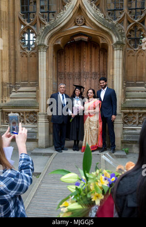Der Grad Tag in Oxford, erhalten Sie eine Qualifizierung von einem der besten Universitäten der Welt. ein Tag der Freude und der Fotos, Feier und Stolz Stockfoto