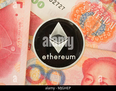 Echten Astraleums Münze auf Chinesische Yuan Rechnungen - crypto Währung in China Konzept Stockfoto