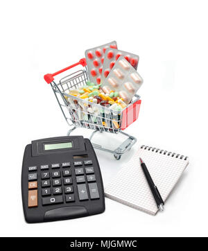 Warenkorb mit Medikamenten, Rechner und Notebook auf weißem Hintergrund Stockfoto