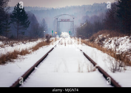 Gatter mit dem Russischen Wort Mir (Frieden) am ehemaligen Grenzübergang über Swislocz Fluss zwischen Polen und Weißrussland in der Nähe von Gobiaty Dorf, Polen Stockfoto