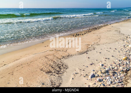 Boda Küste Östliche Naturschutzgebiet auf Oland, Schweden. Poliertem Kalkstein und Sand an einem sonnigen Tag am Strand. Horizont über Wasser. Stockfoto