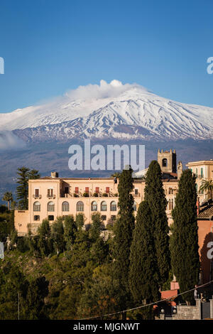 San Domenico Palace Hotel in Taormina mit dem Ätna, Sizilien. Stockfoto