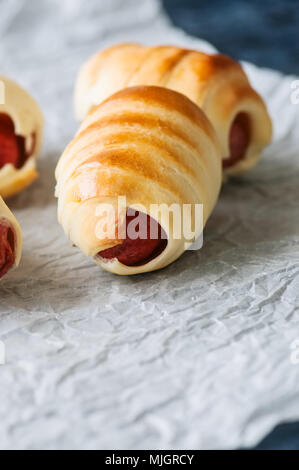 Schweine in eine Decke auf ein backpapier Stockfoto