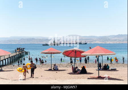 Aqaba, al-ʻAqabah, 'Hindernis' ist ein jordanischer Küstenstadt an der nordöstlichen Spitze des Roten Meeres gelegen. Aqaba ist die größte Stadt am Golf von Stockfoto