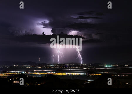 Blitze über der Stadt wie ein Monsun Gewitter Ansätze in Phoenix, Arizona. Stockfoto