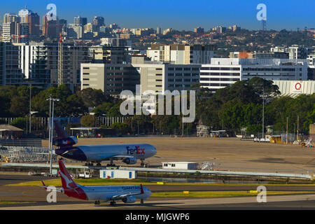Die Sydney Vororten von Maskottchen und Bondi Junction (Hintergrund, Links oben)) vom Flughafen Sydney gesehen. Stockfoto