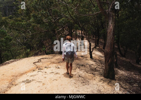 Kaukasische Frau zu Fuß mit Rucksack den Berg hinunter. Traveler Campingplatz gehen. Vintage Farbe Wirkung Stockfoto