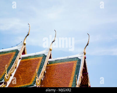 Kloster Wat Na Phramane in Ajutthaya mit berühmten Gold Buddha und Dach Schnitzereien Stockfoto