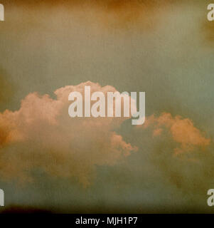 Himmel, Nebel und Wolken auf einem strukturierten, Vintage Papierhintergrund mit Grunge-Flecken Stockfoto