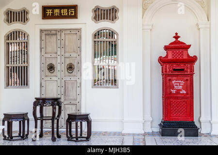 Postbox und chinesischen Möbeln, sino portugiesische Kolonialarchitektur, alte Stadt Phuket, Thailand Stockfoto