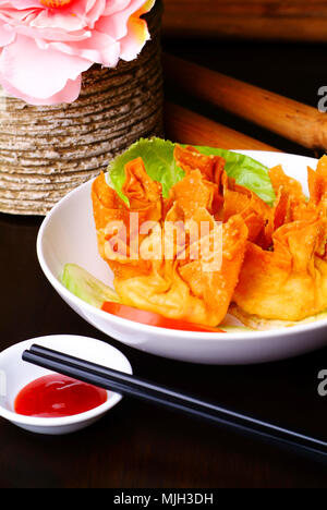 Gebratene wantons auf dem Hintergrund Asien Essen Stockfoto