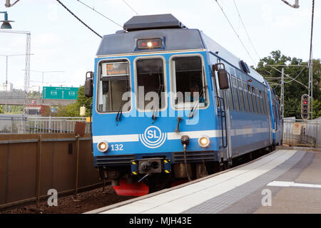 Stocksund, Schweden - 28. Juli 2016: Eine blaue Nahverkehrszug auf dem SL Roslagsbanan Bahnlinie Nr. 29 am Stocksund station. Stockfoto