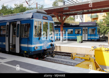 Stockholm, Schweden - 28. Juli 2016: Blue S-Bahnen am Terminal Station Stoclkholm East Station (Stockholms Ostra) Ende der Klemme für das Vorort Stockfoto