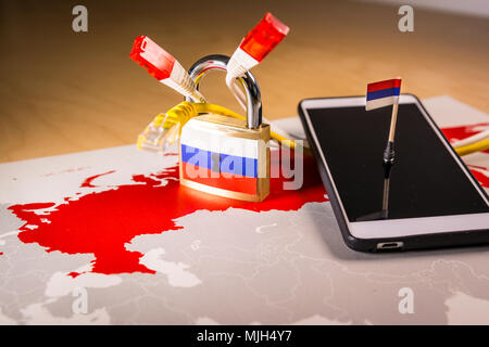 Vorhängeschloss, Netz kabel, Russland Flagge auf einem Smartphone und Russland Karte, symbolisiert das System für die Operative Untersuchungstätigkeit Konzept oder SORM und Alle Stockfoto