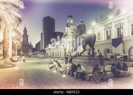 Abendlicher Blick von Armory Hauptplatz (Plaza de Armas) im Zentrum der Hauptstadt von Chile. Santiago, Chile Stockfoto